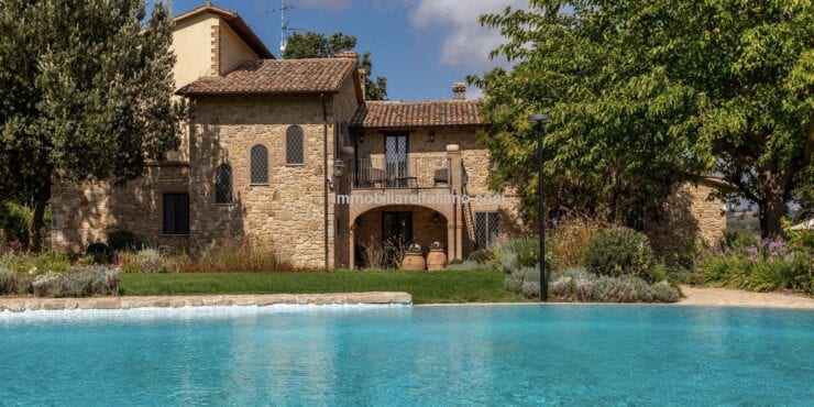 UNDER CONTRACTUmbria villa with pool