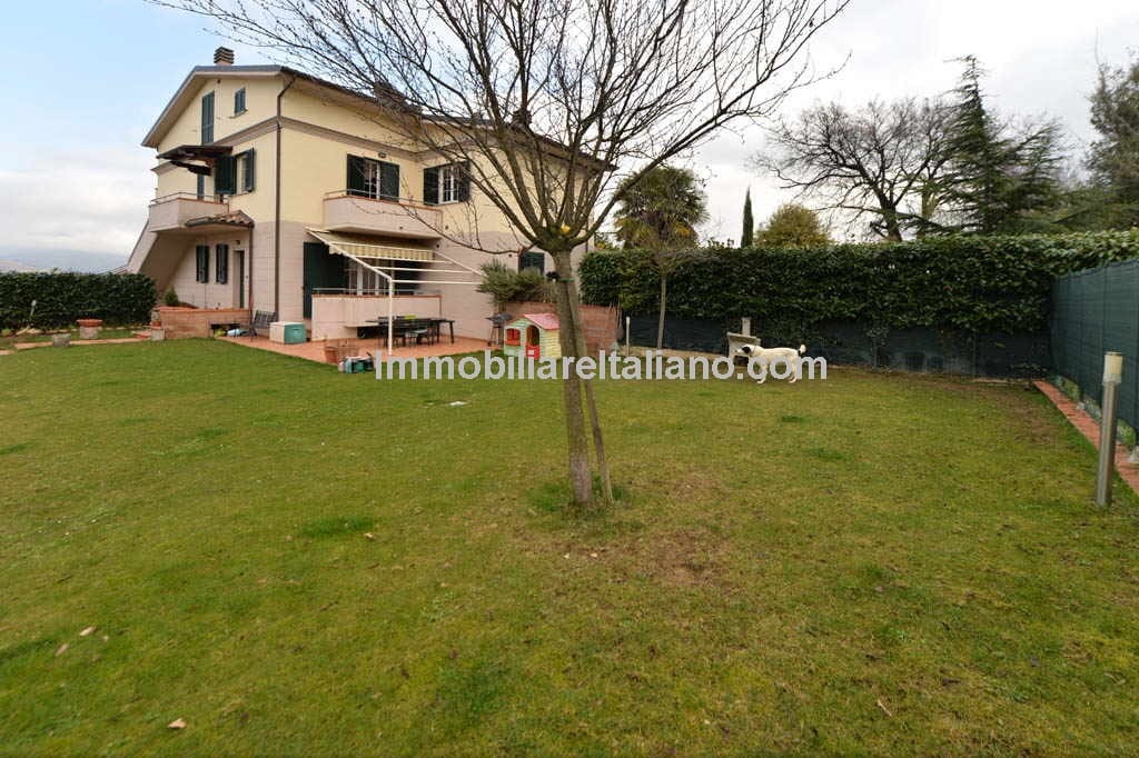 SOLDAnghiari apartment with garage and garden