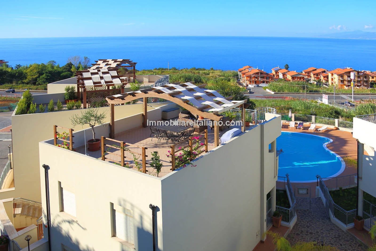 SOLDPizzo Calabria property