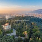 External view of villa containing Florence apartments