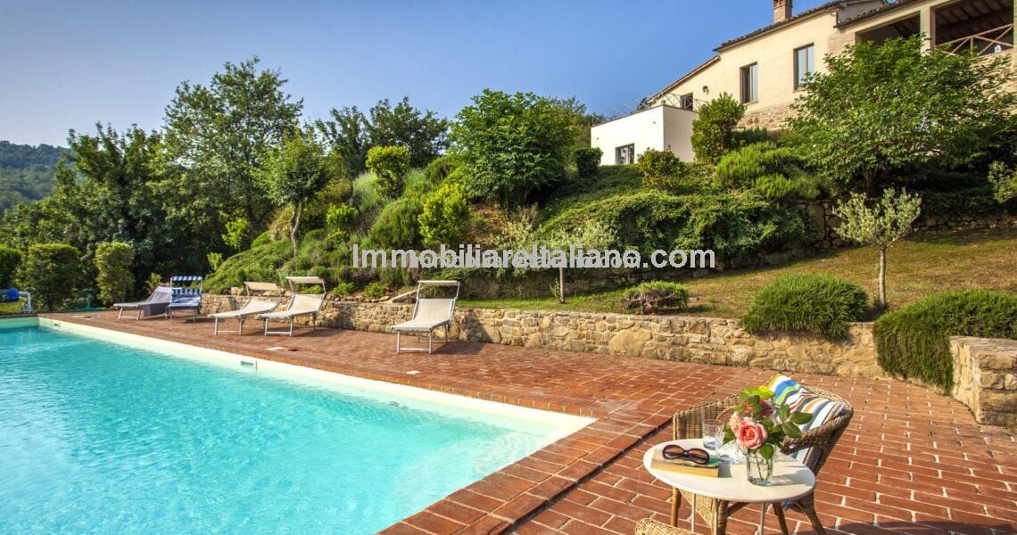 UNDER CONTRACTUmbria farmhouse with pool – home and income