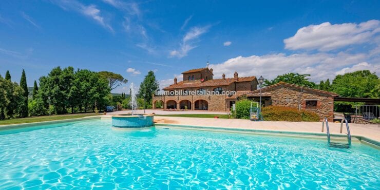 Luxury 4 Bed Villa with Pool