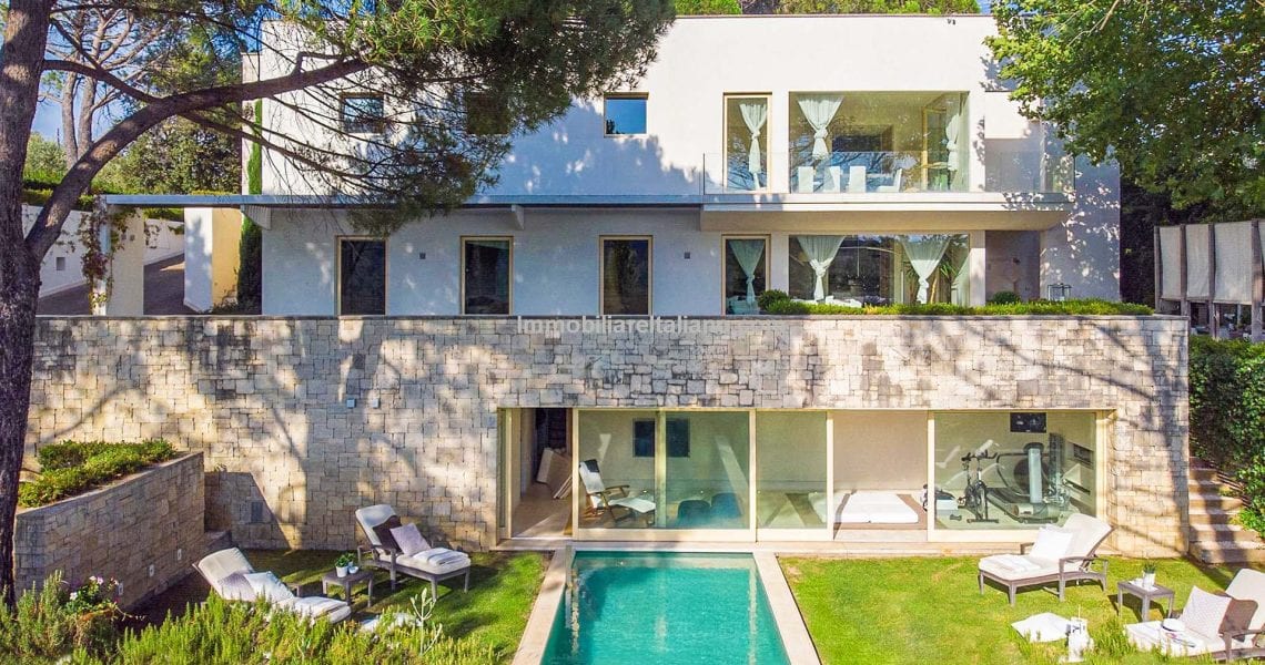 UNDER OFFERContemporary villa