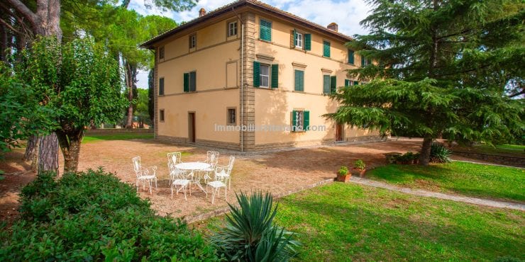 Large villa in Tuscany