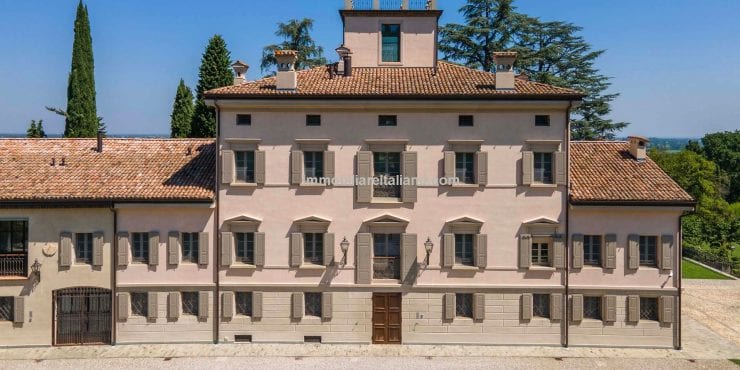 SOLDStrikingly Stylish Luxury Villa