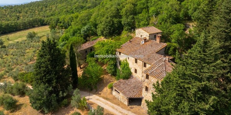 UNDER CONTRACTLarge 3 Bed Tuscan Farmhouse with Outbuildings and Land