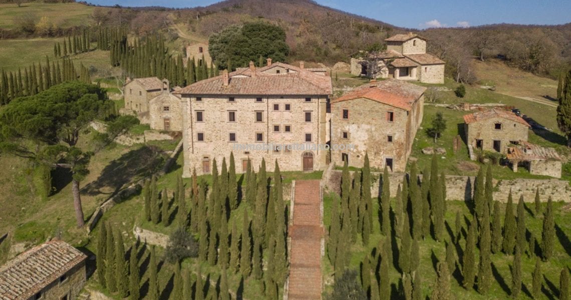 Tuscan Hamlet and Farmhouses to Restore