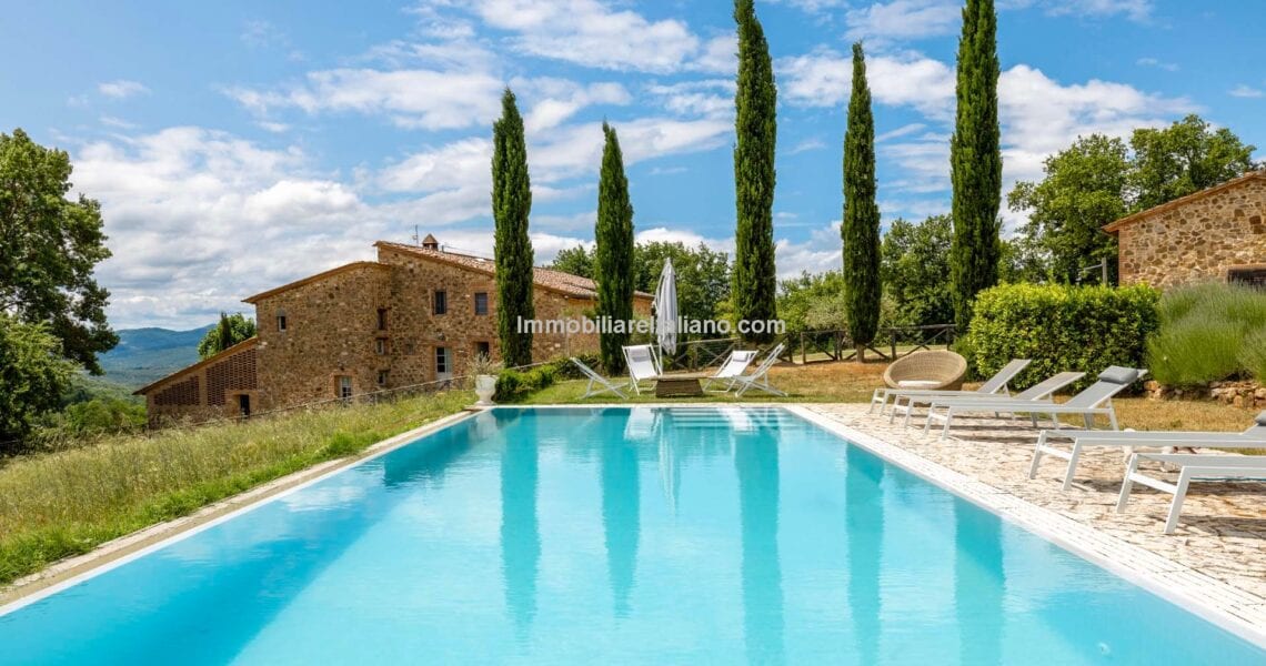 Luxury farmhouse for sale in Italy