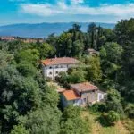 View of villa in Tuscany for sale and its surroundings