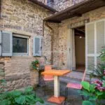 View of courtyard at Anghiari Tuscany apartment for sale