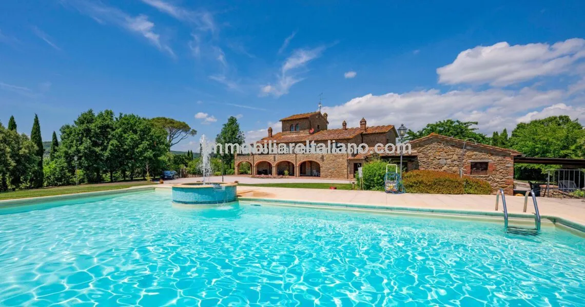 Luxury 4 Bed Villa with Pool