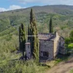 View of Tuscan farmhouse and garden near Cortona