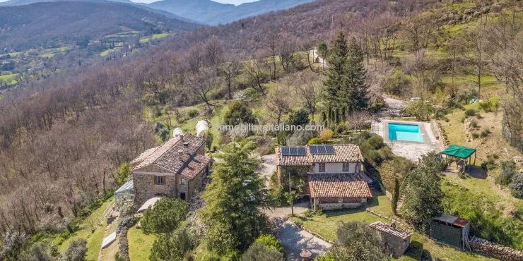 Umbria farmhouse with guest house