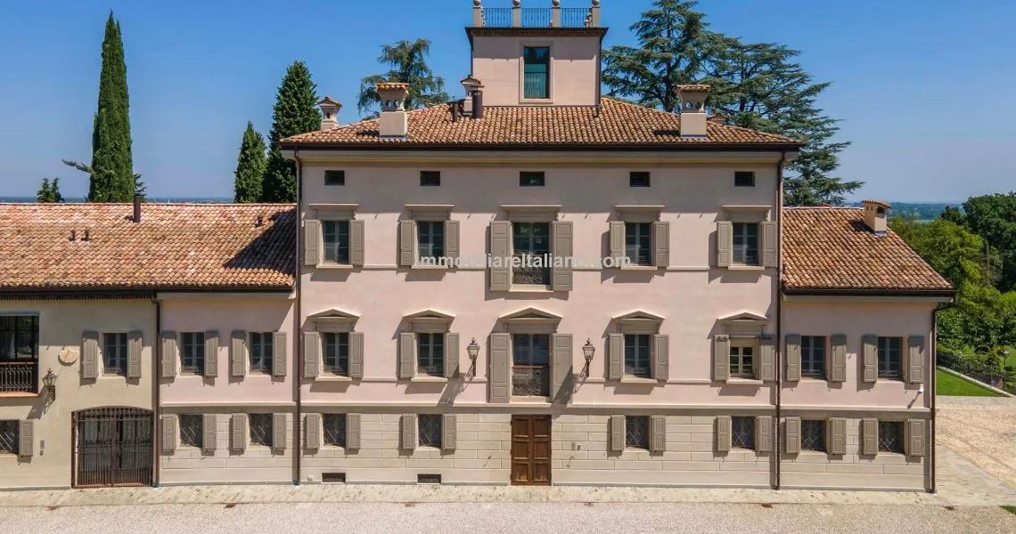 Strikingly Stylish Luxury Villa Strikingly Stylish Luxury Villa