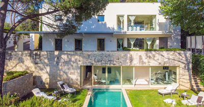 UNDER OFFERContemporary villa