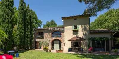 OFF MARKETPretty As A Picture