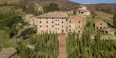 Tuscan Hamlet and Farmhouses to Restore