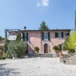 This real estate for sale in Umbria comprises a finely restored villa with 4 bedrooms, 1 hectare (2.47 acres) of park garden, swimming pool and magnificent panoramic views.