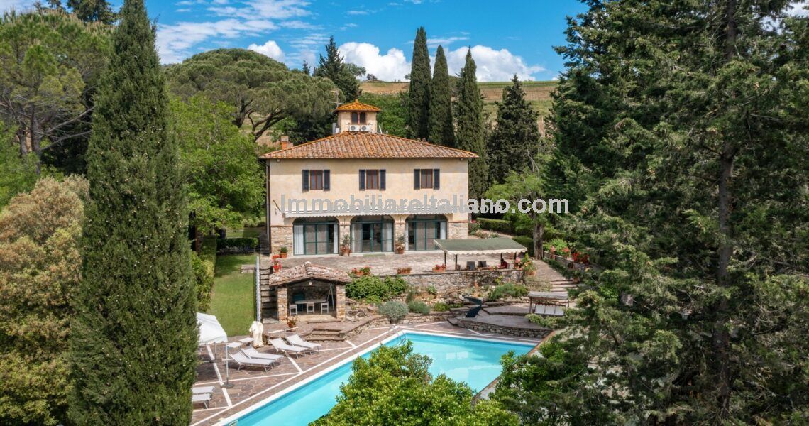 UNDER OFFERLuxury villa with pool