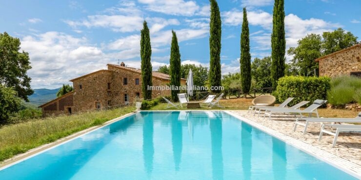 Luxury farmhouse for sale in Italy