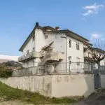 This Tuscany real estate comprises a large 3 bed (possible for an additional bedroom) apartment with 4 terraces, garage and garden, just a 5-minute drive or 15-minute walk into the centre of Sansepolcro.