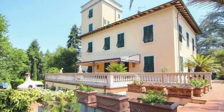 SOLDStrikingly Stylish Luxury Villa
