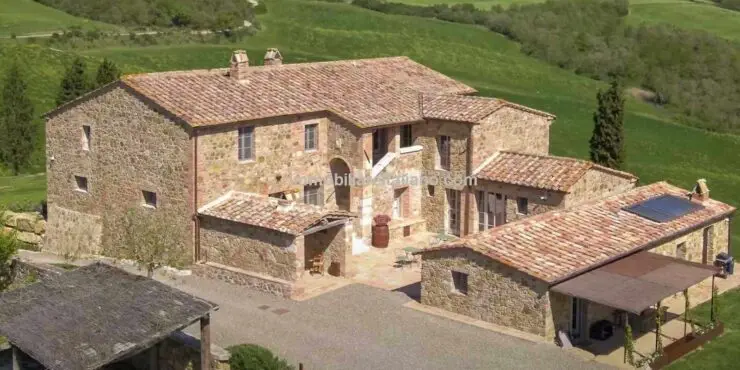 Luxury farmhouse for sale in Italy
