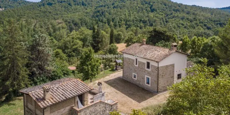 SOLDUmbria farmhouse with guest house