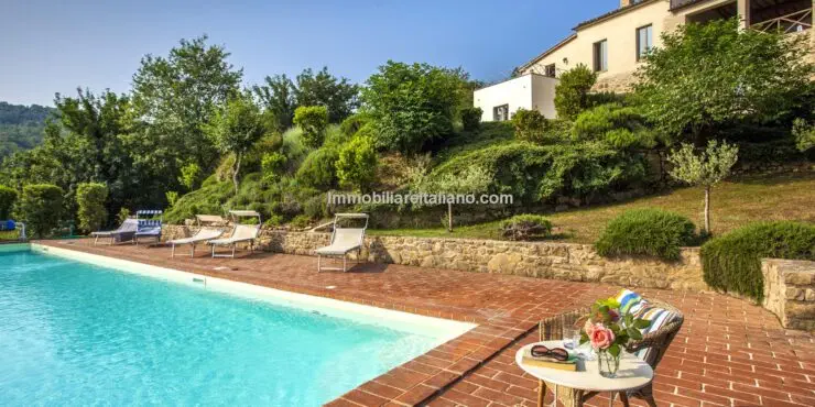 Umbria farmhouse with pool – home and income